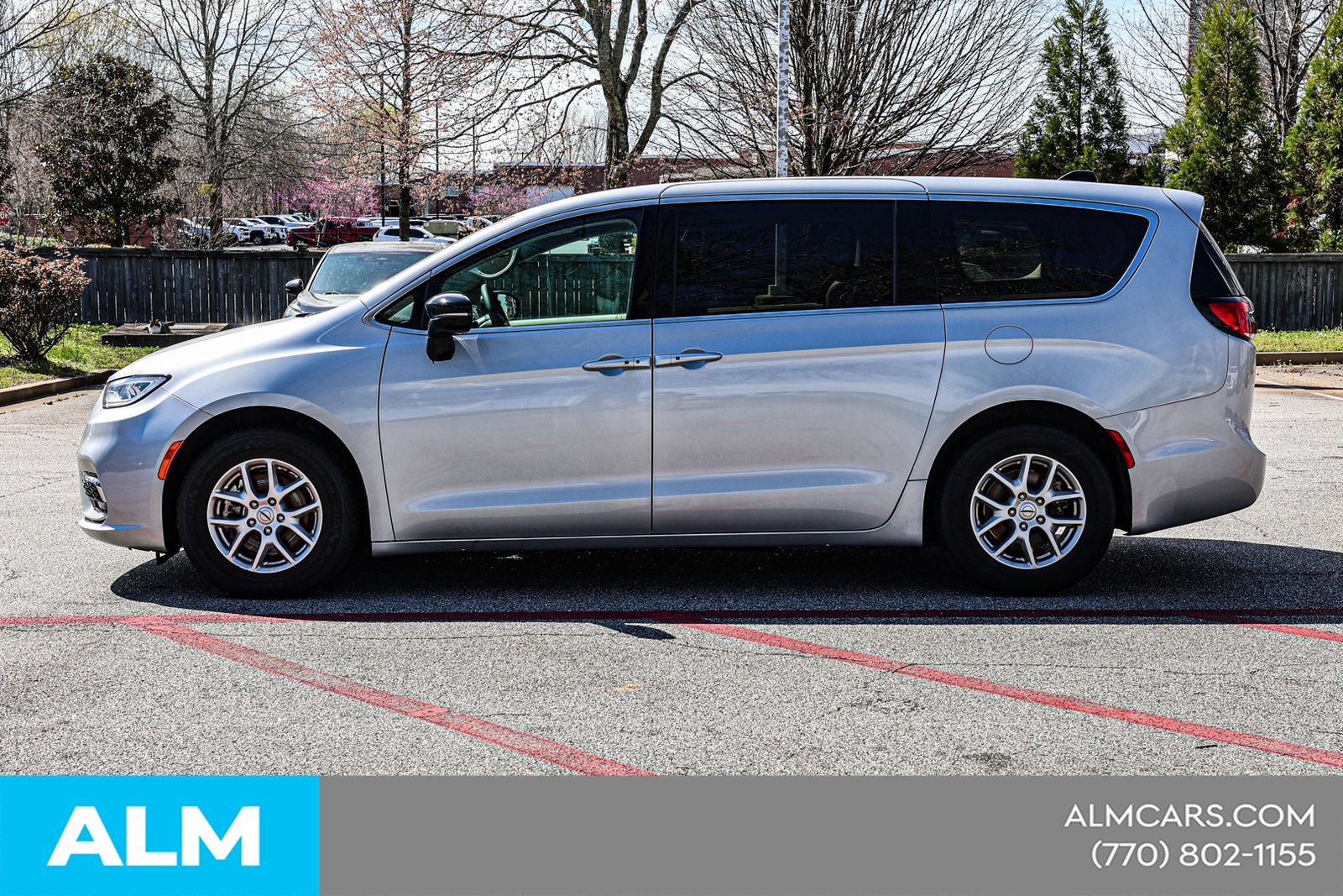 Used 2024 Chrysler Pacifica Touring-L FWD image 9