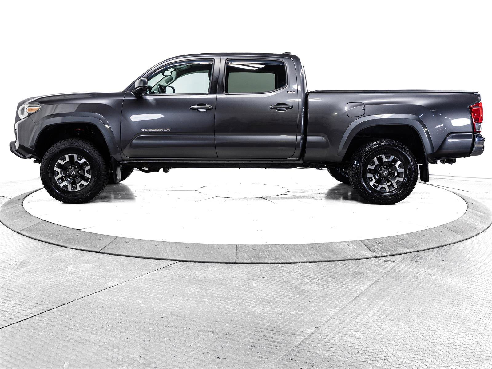 Certified 2016 Toyota Tacoma SR5 w/ SR5 Appearance Package (SN) image 6