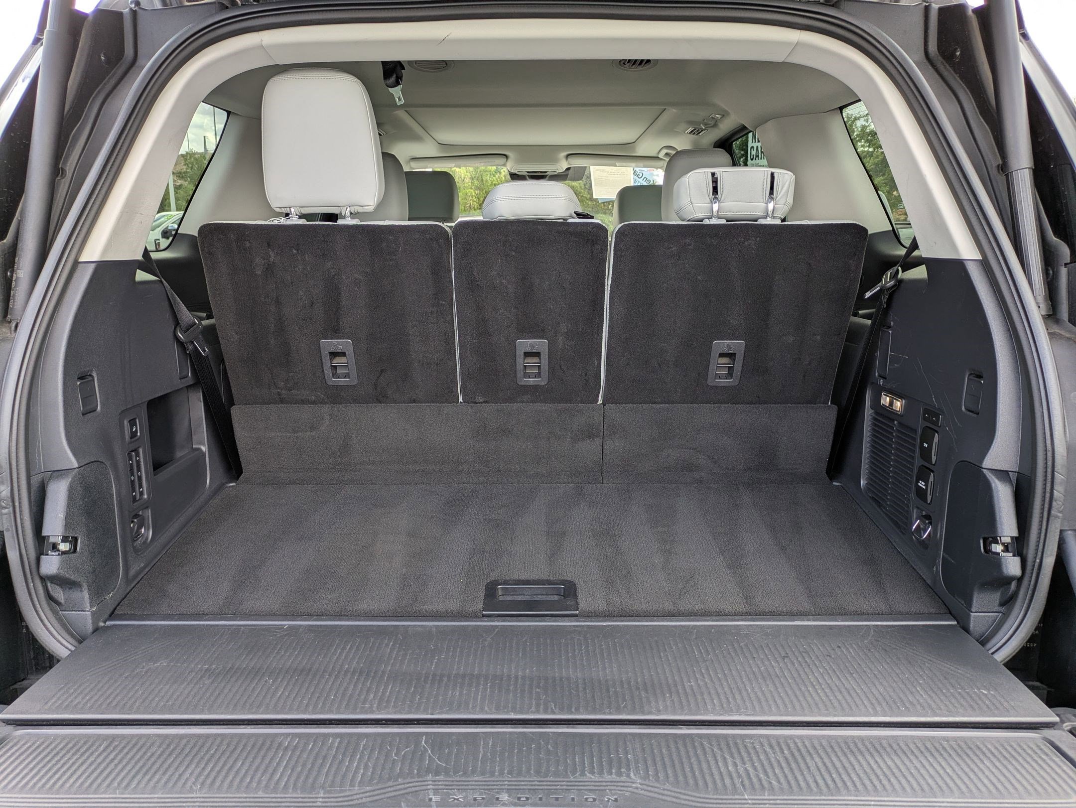 Used 2025 Ford Expedition Platinum image 30