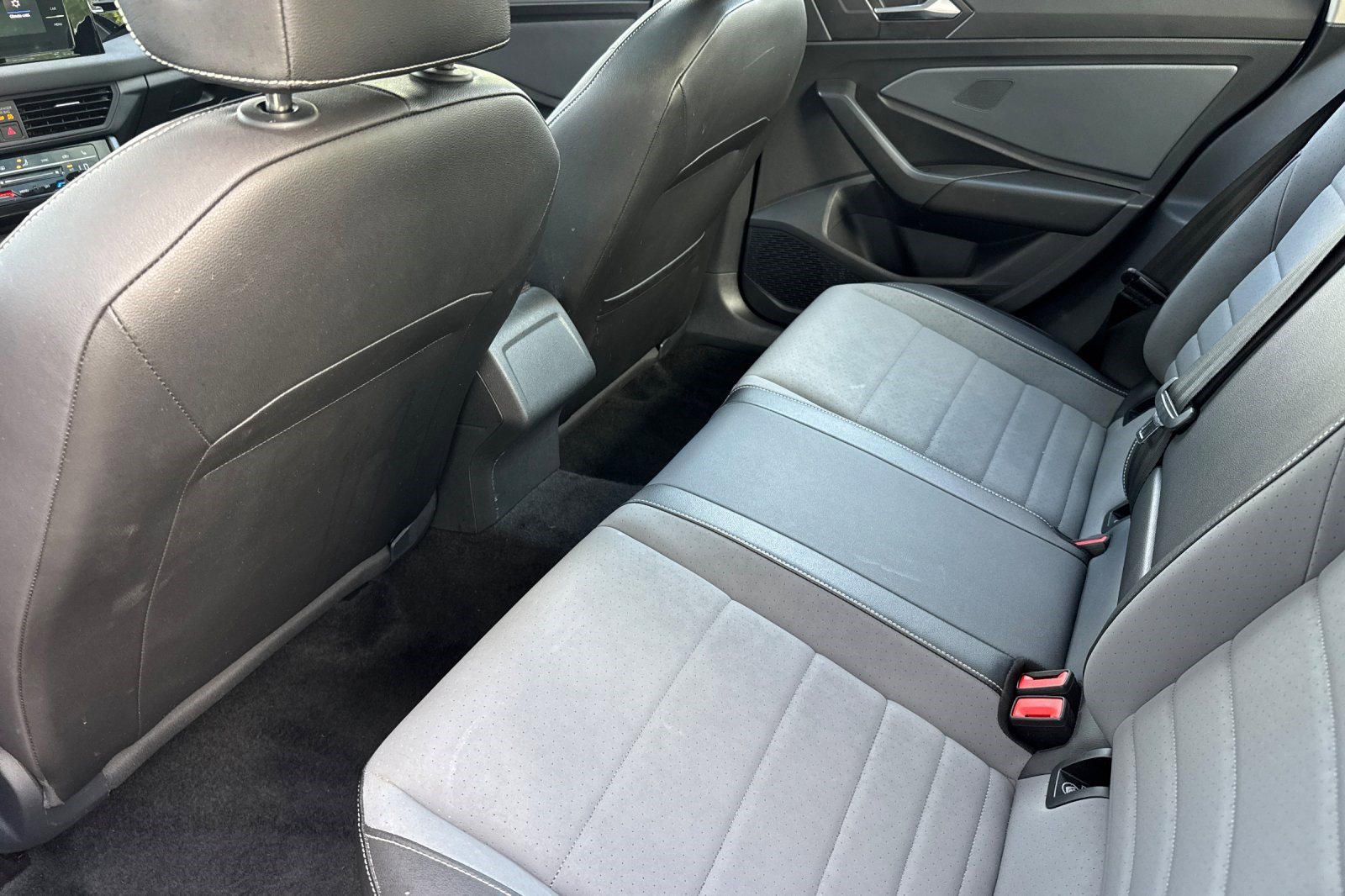 Used 2025 Volkswagen Jetta SE FWD image 25