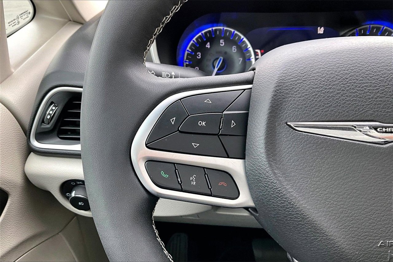 Certified 2024 Chrysler Pacifica Touring-L image 28