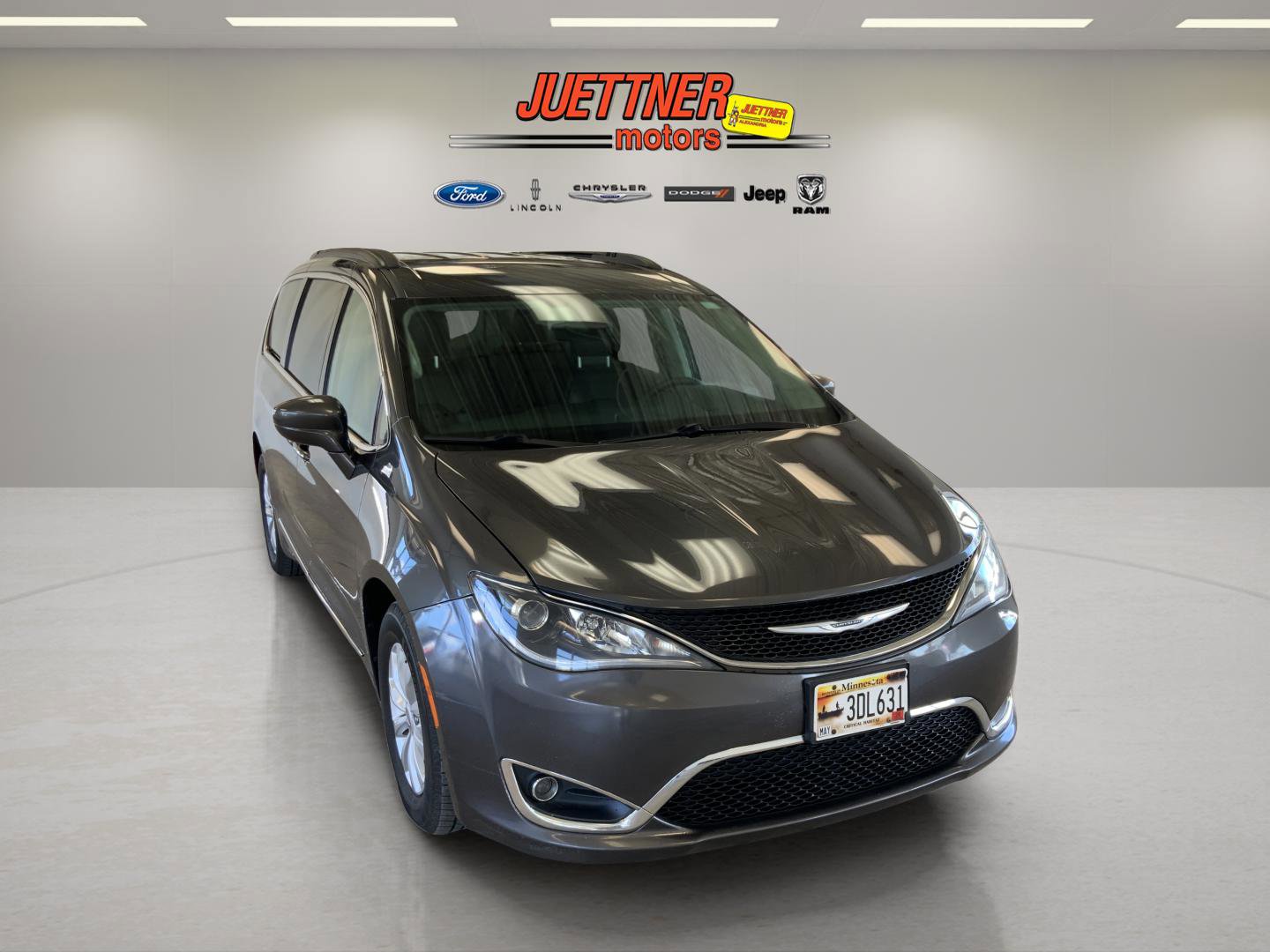 Used 2017 Chrysler Pacifica Touring-L FWD image 1