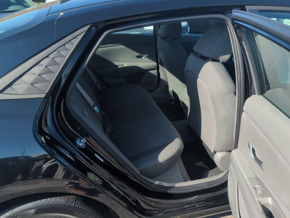 New 2026 Hyundai Elantra SE FWD image 28