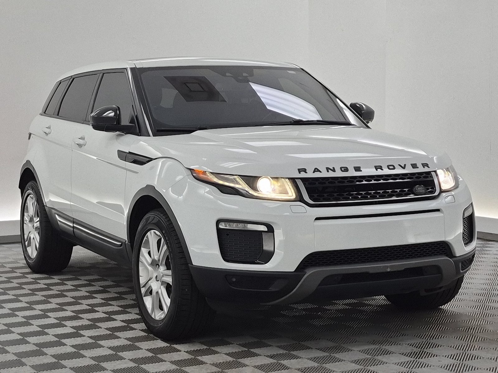 Used 2018 Land Rover Range Rover Evoque SE AWD/4WD image 7