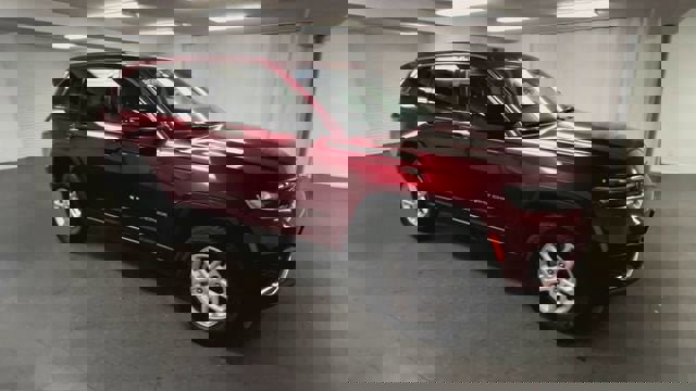 Used 2023 Jeep Grand Cherokee Laredo image 2