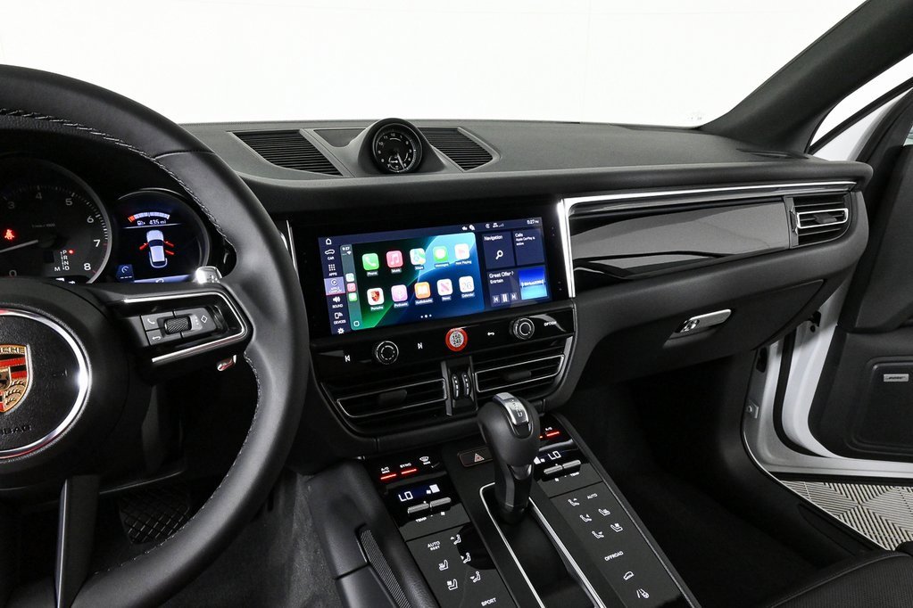Certified 2025 Porsche Macan image 13