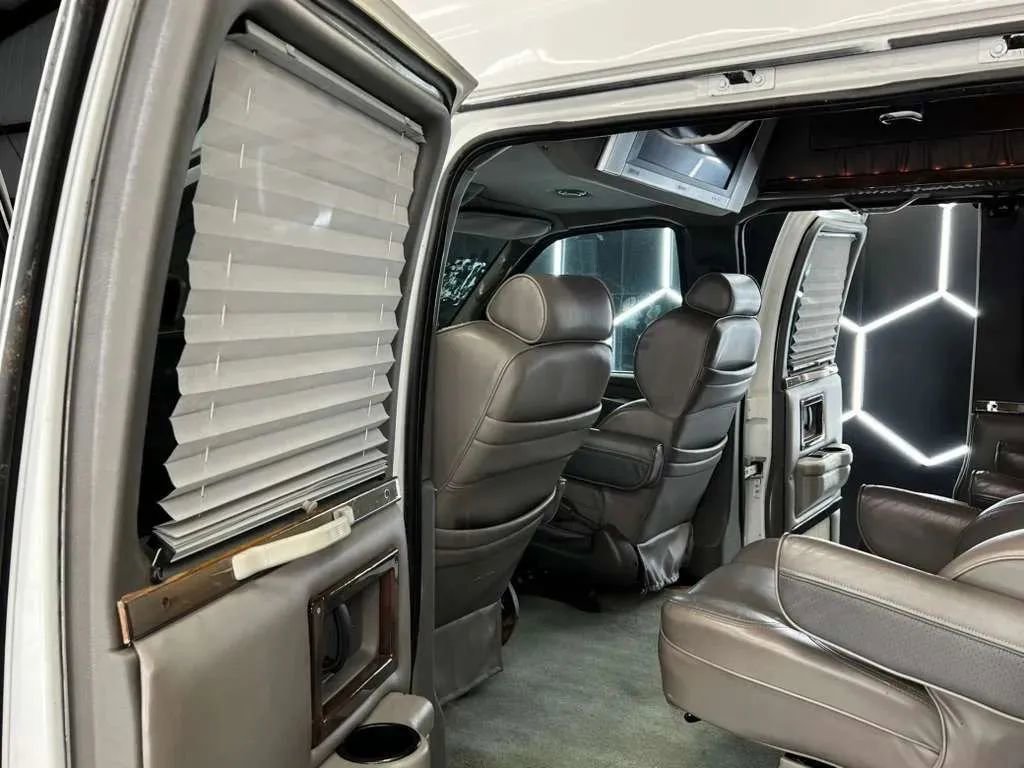 Used 2006 Chevrolet Express 1500 w/ Preferred Equipment Group image 10