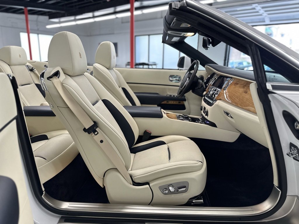 Used 2020 Rolls-Royce Dawn image 21