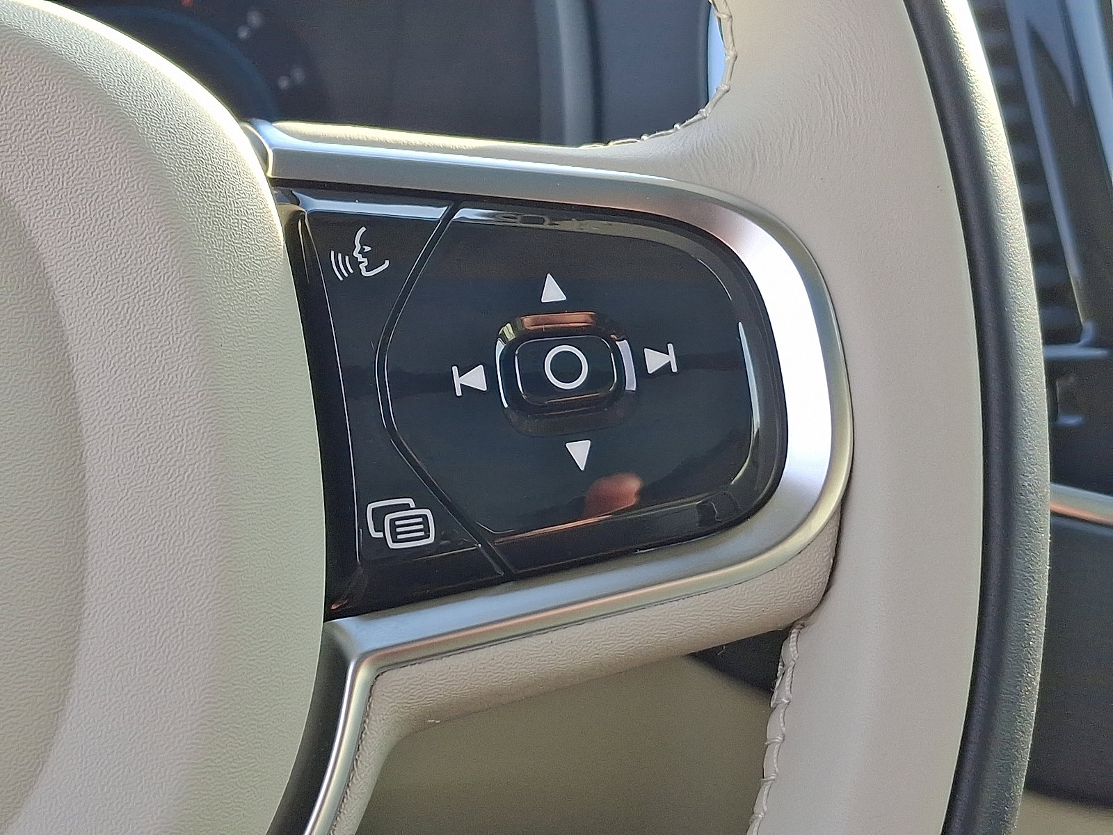 Certified 2024 Volvo XC90 B6 Plus image 24