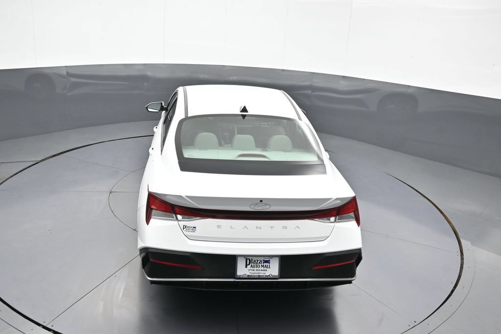 Certified 2025 Hyundai Elantra SE w/ Cargo Package FWD image 38