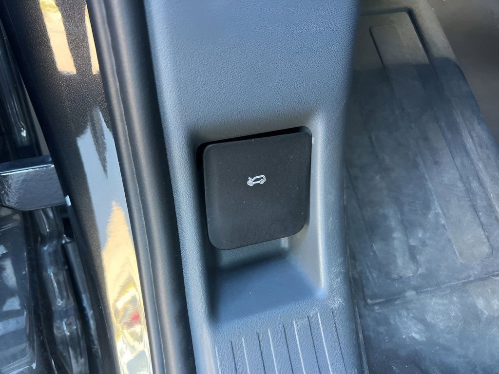 Used 2025 Land Rover Defender 110 S image 28