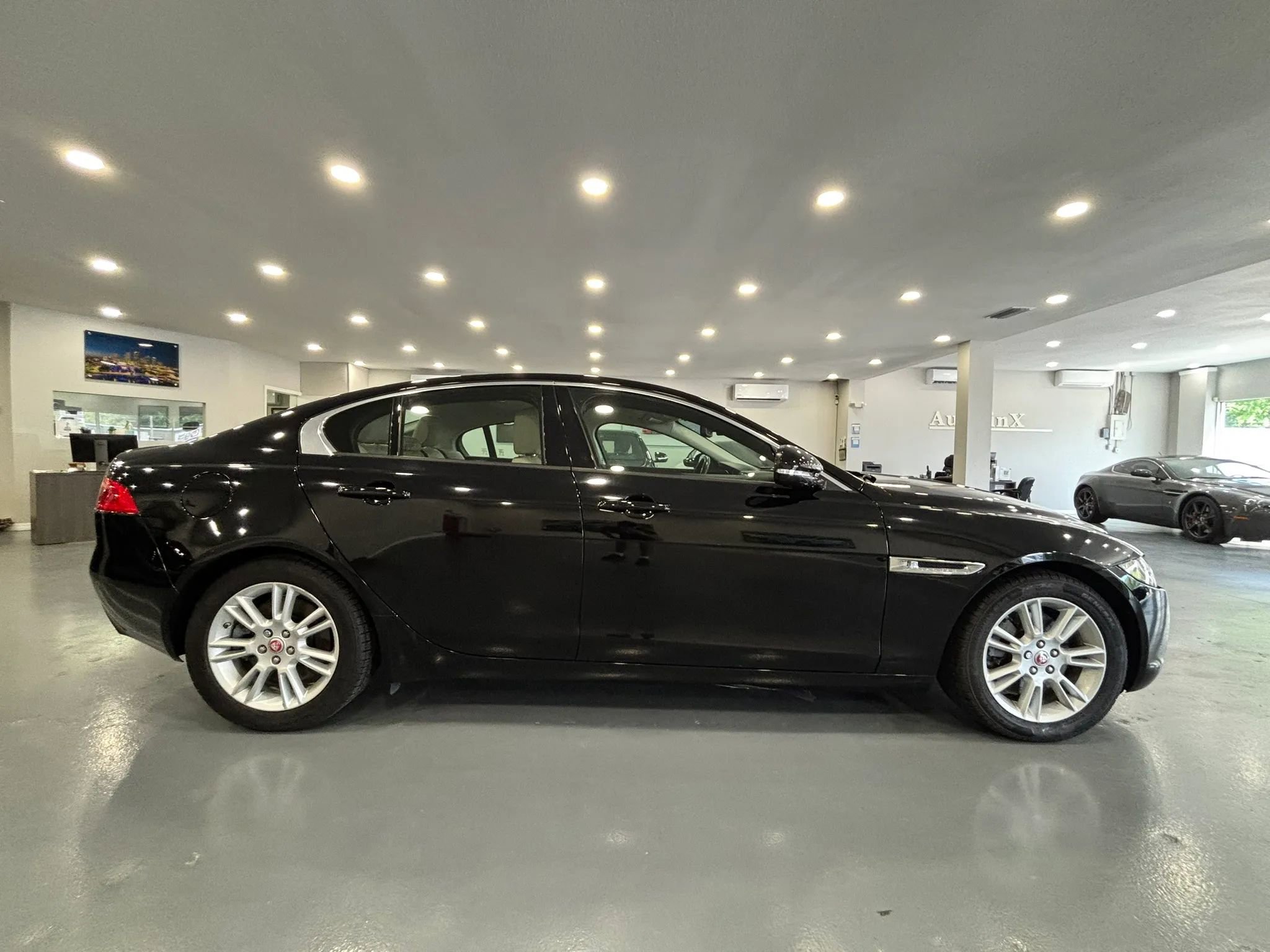 Used 2017 Jaguar XE Premium image 8