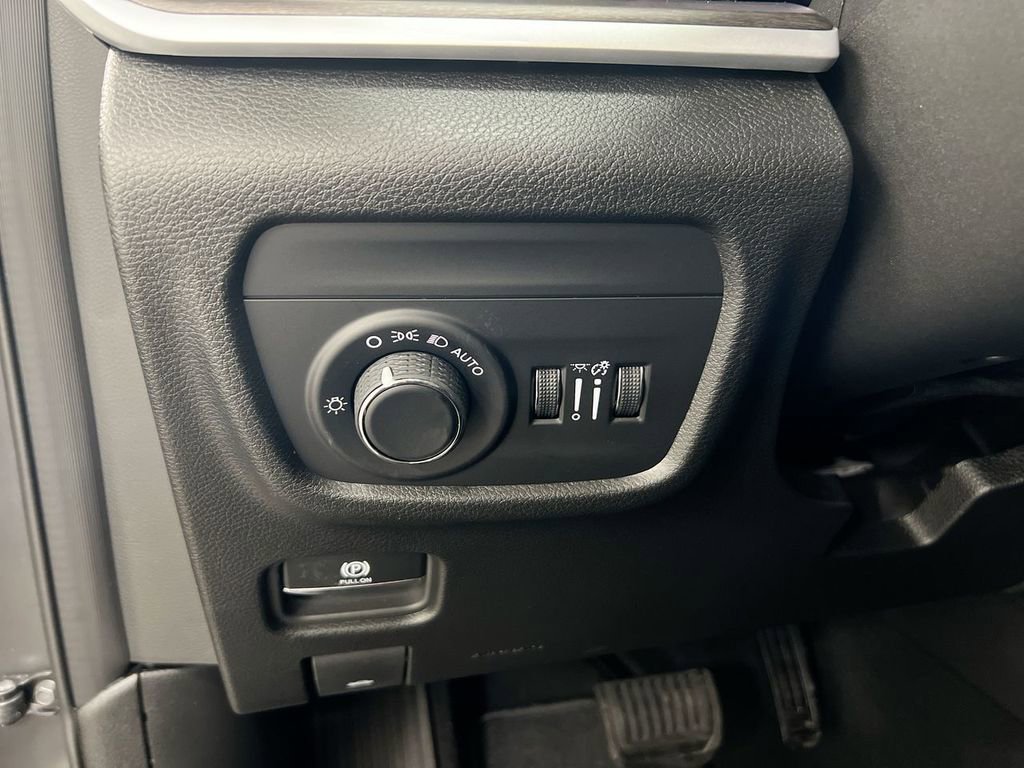 New 2026 Jeep Grand Cherokee Altitude image 18