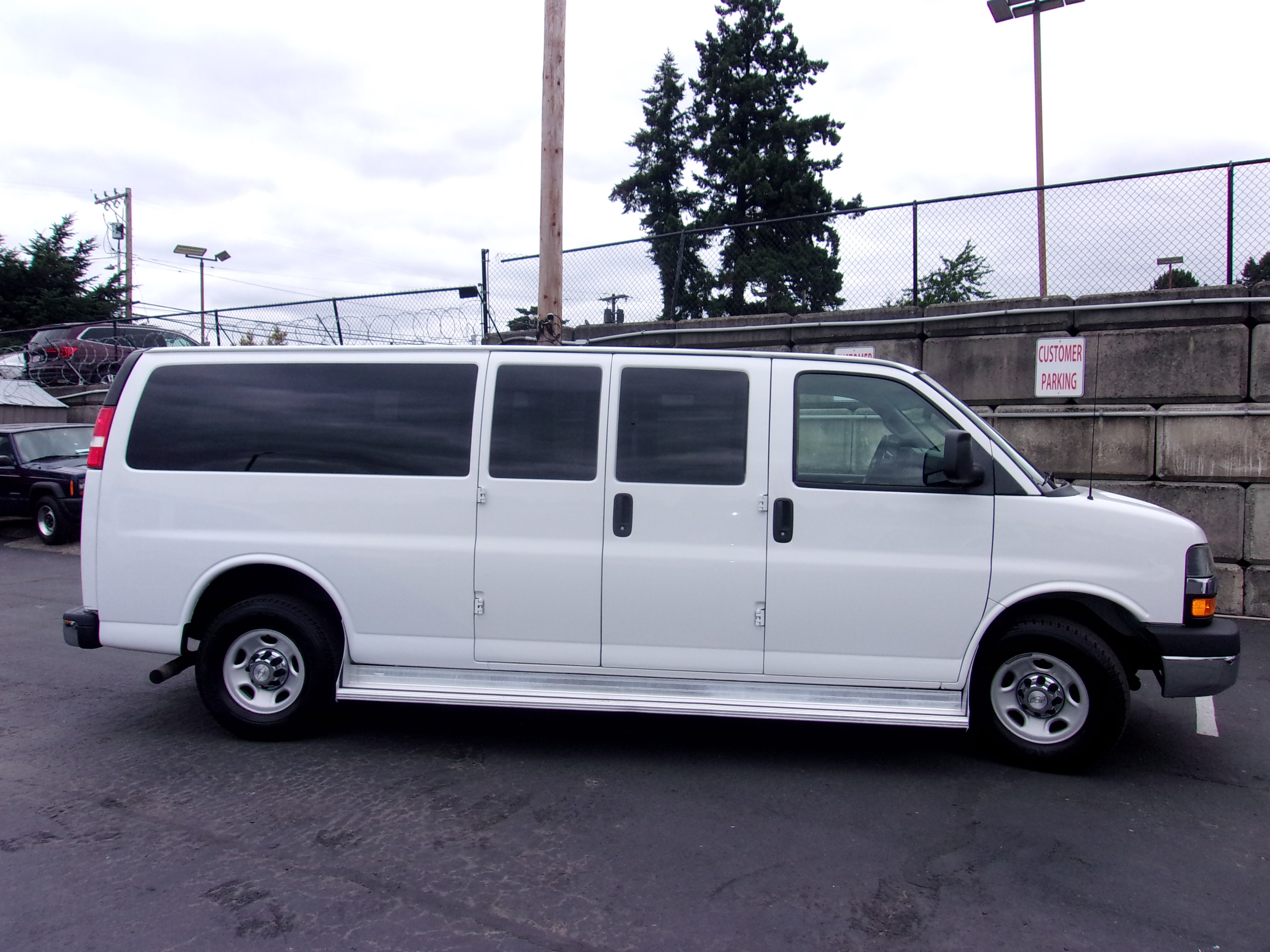 Used 2016 Chevrolet Express 3500 LT w/ LT Preferred Equipment Group RWD image 6