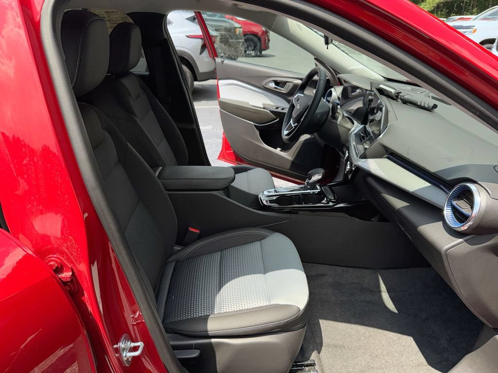Used 2026 Chevrolet Trax LT w/ Driver Confidence Package FWD image 32