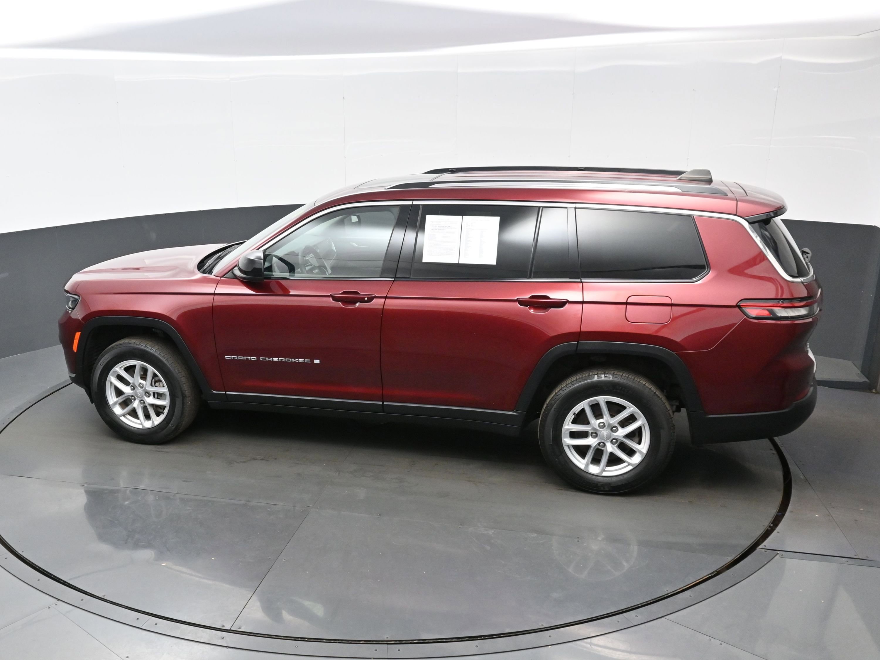 Used 2023 Jeep Grand Cherokee L Laredo image 34