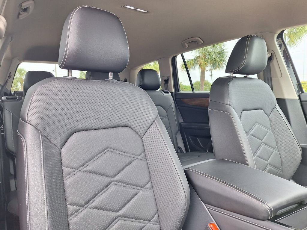 Used 2025 Volkswagen Atlas SE FWD image 30