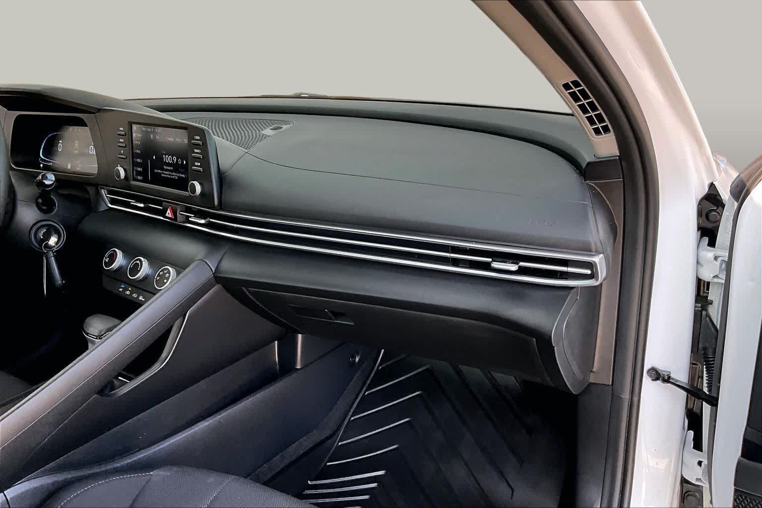 Used 2026 Hyundai Elantra SE FWD image 18