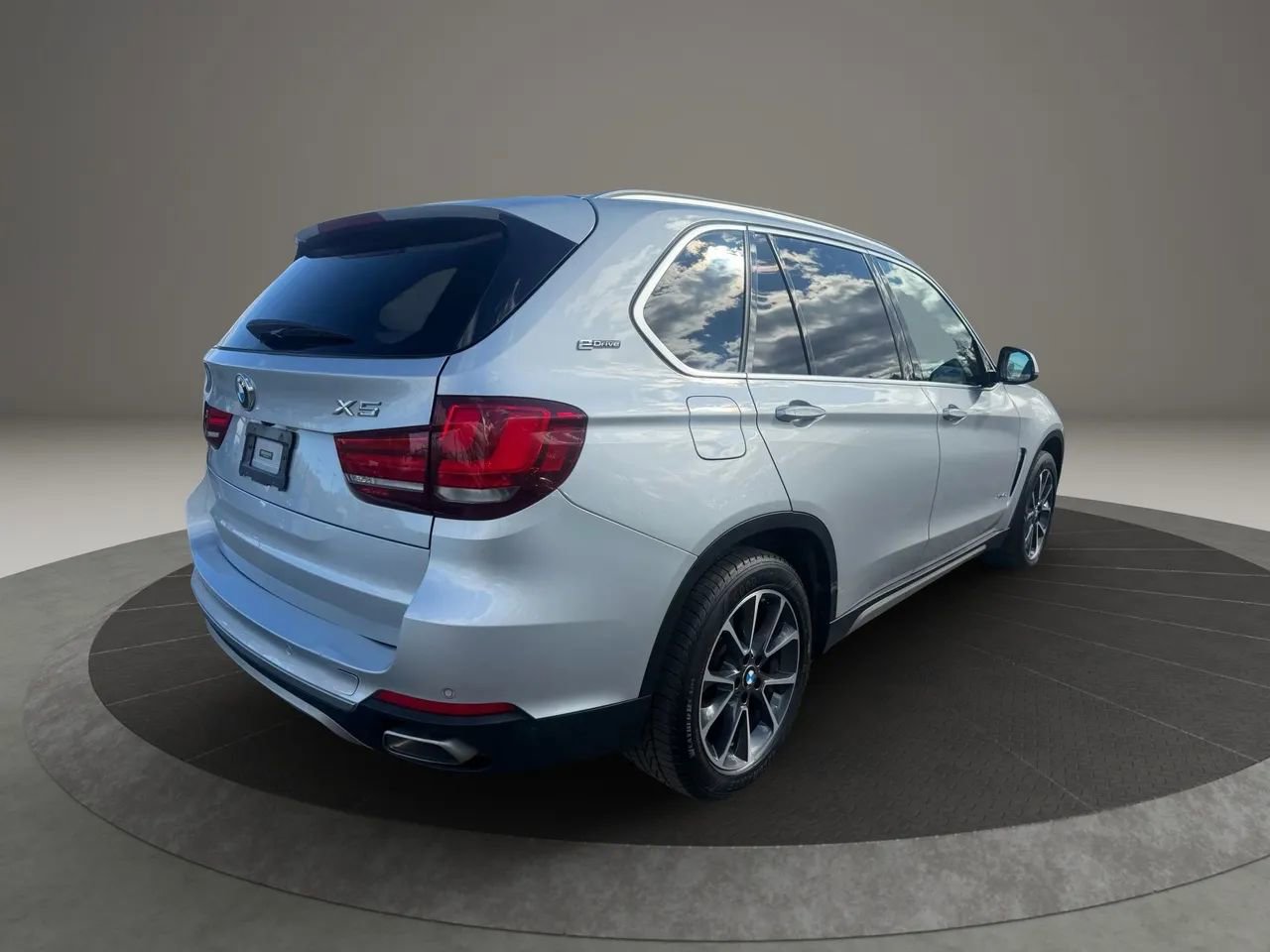 Used 2017 BMW X5 xDrive40e image 5