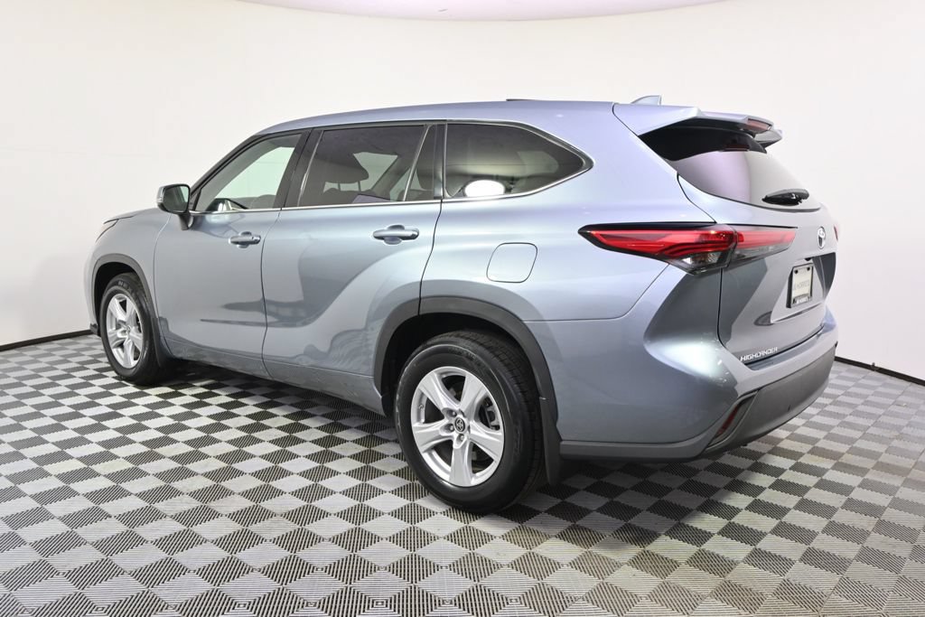 Used 2021 Toyota Highlander LE AWD/4WD image 3