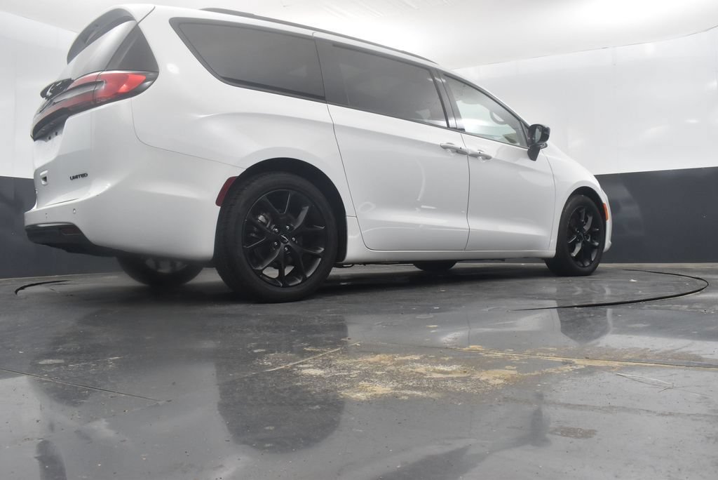 Used 2025 Chrysler Pacifica Limited FWD image 47