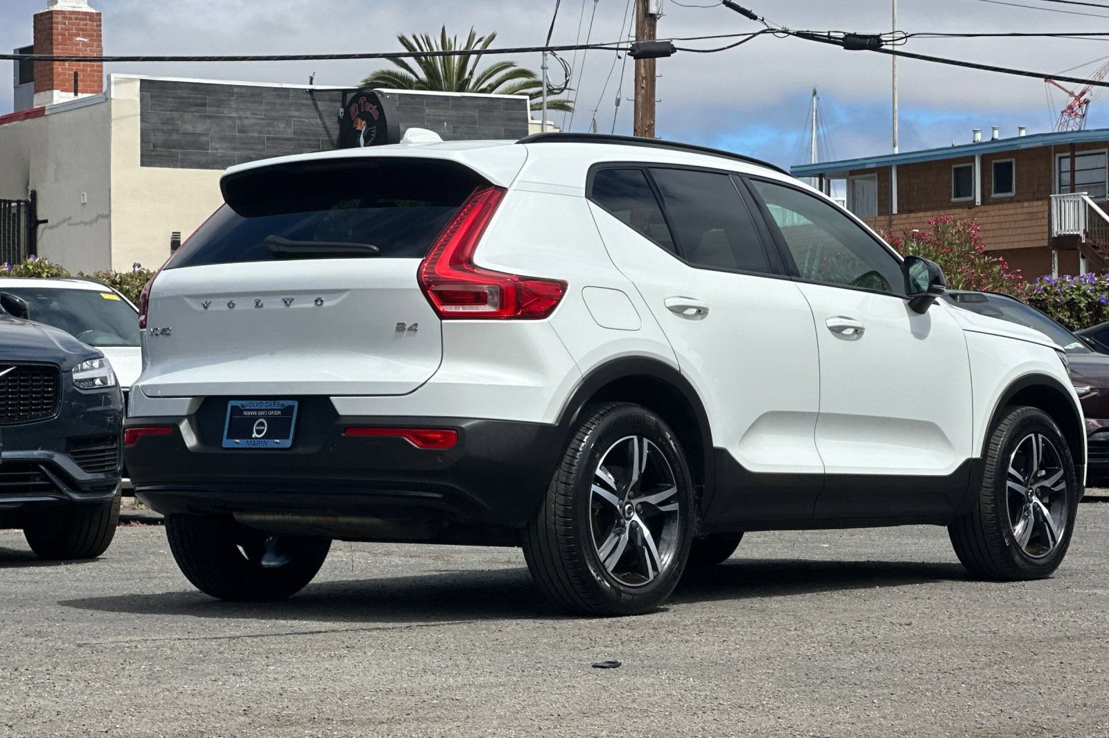 Certified 2023 Volvo XC40 B4 Plus FWD image 2