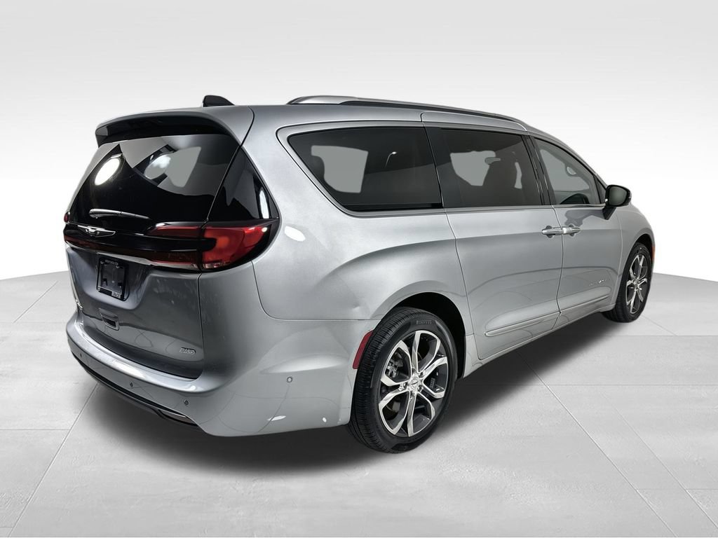 Used 2023 Chrysler Pacifica Pinnacle AWD/4WD image 8