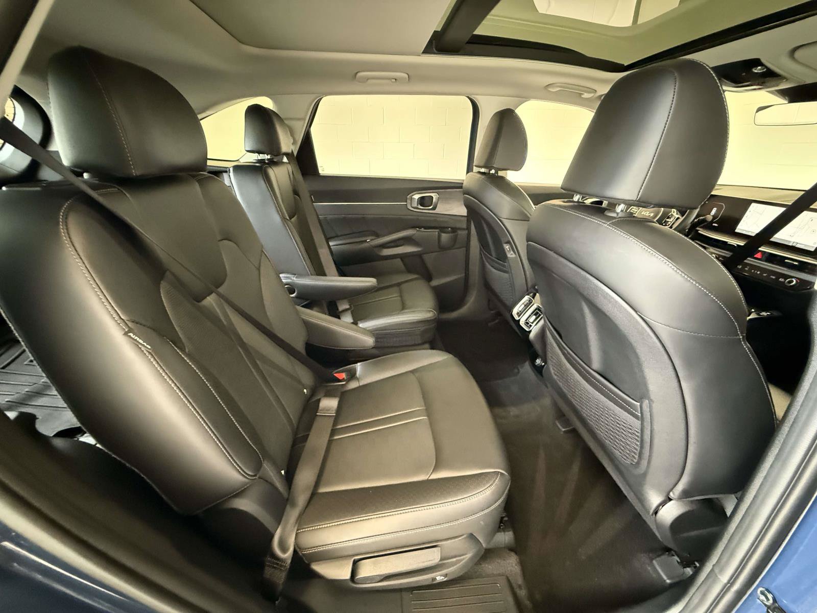 Used 2025 Kia Sorento SX AWD/4WD image 16