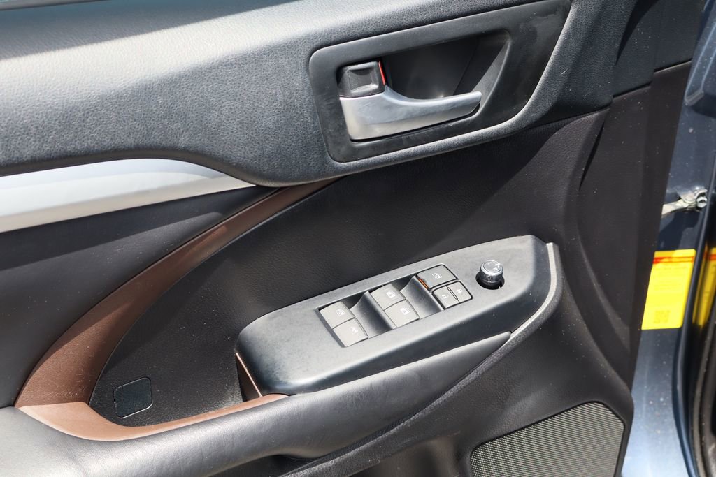 Used 2019 Toyota Highlander XLE FWD image 19