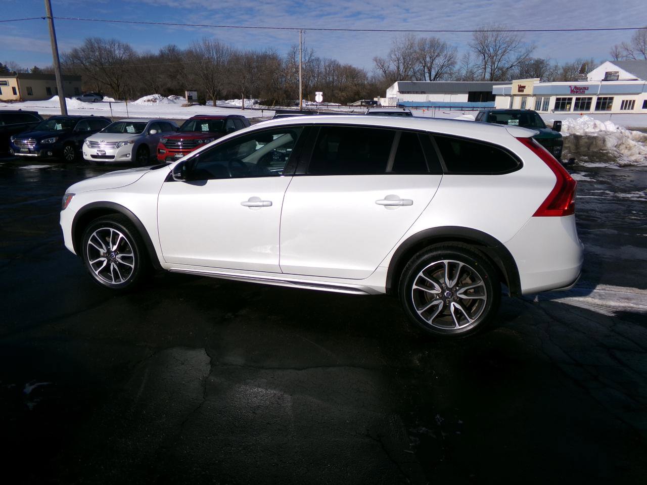 Used 2018 Volvo V60 T5 Cross Country w/ Convenience Package image 7