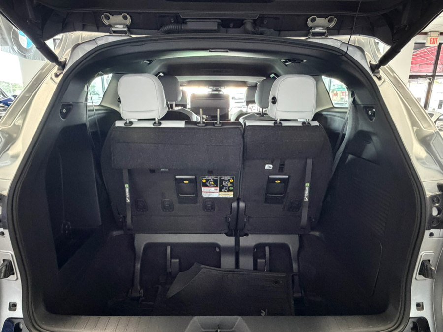 Used 2025 Toyota Sienna XSE FWD image 25
