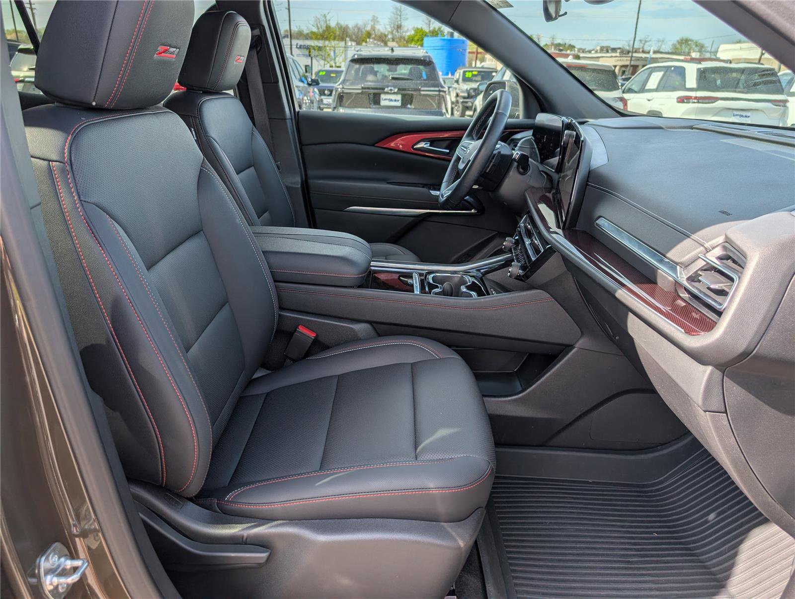 Used 2025 Chevrolet Traverse Z71 w/ LPO, Floor Liner Package AWD/4WD image 11