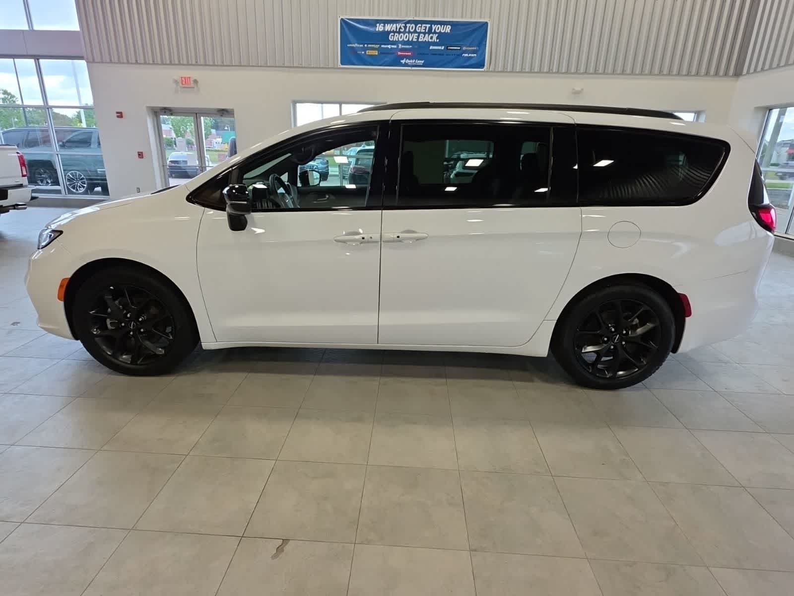 Used 2025 Chrysler Pacifica Limited FWD image 12
