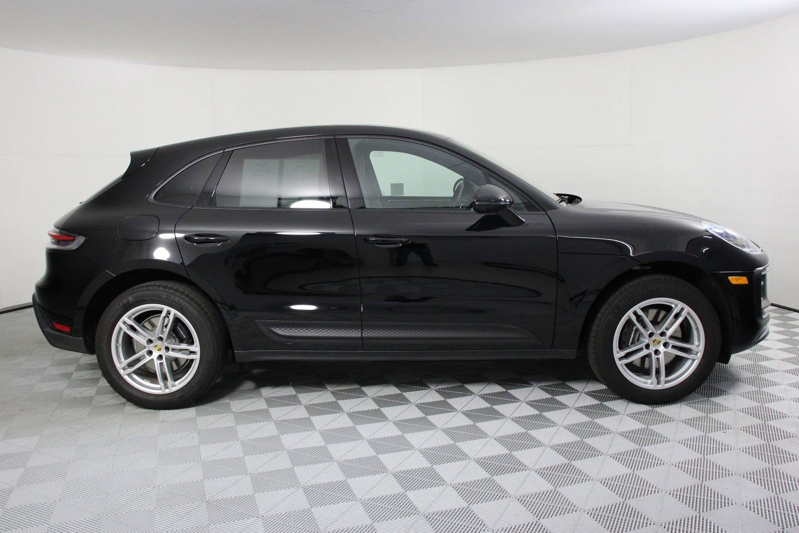 Certified 2025 Porsche Macan image 8