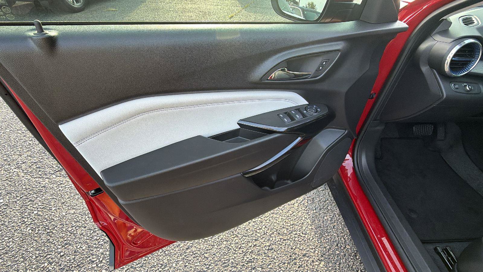 New 2026 Chevrolet Trax LT w/ Sunroof Package FWD image 14