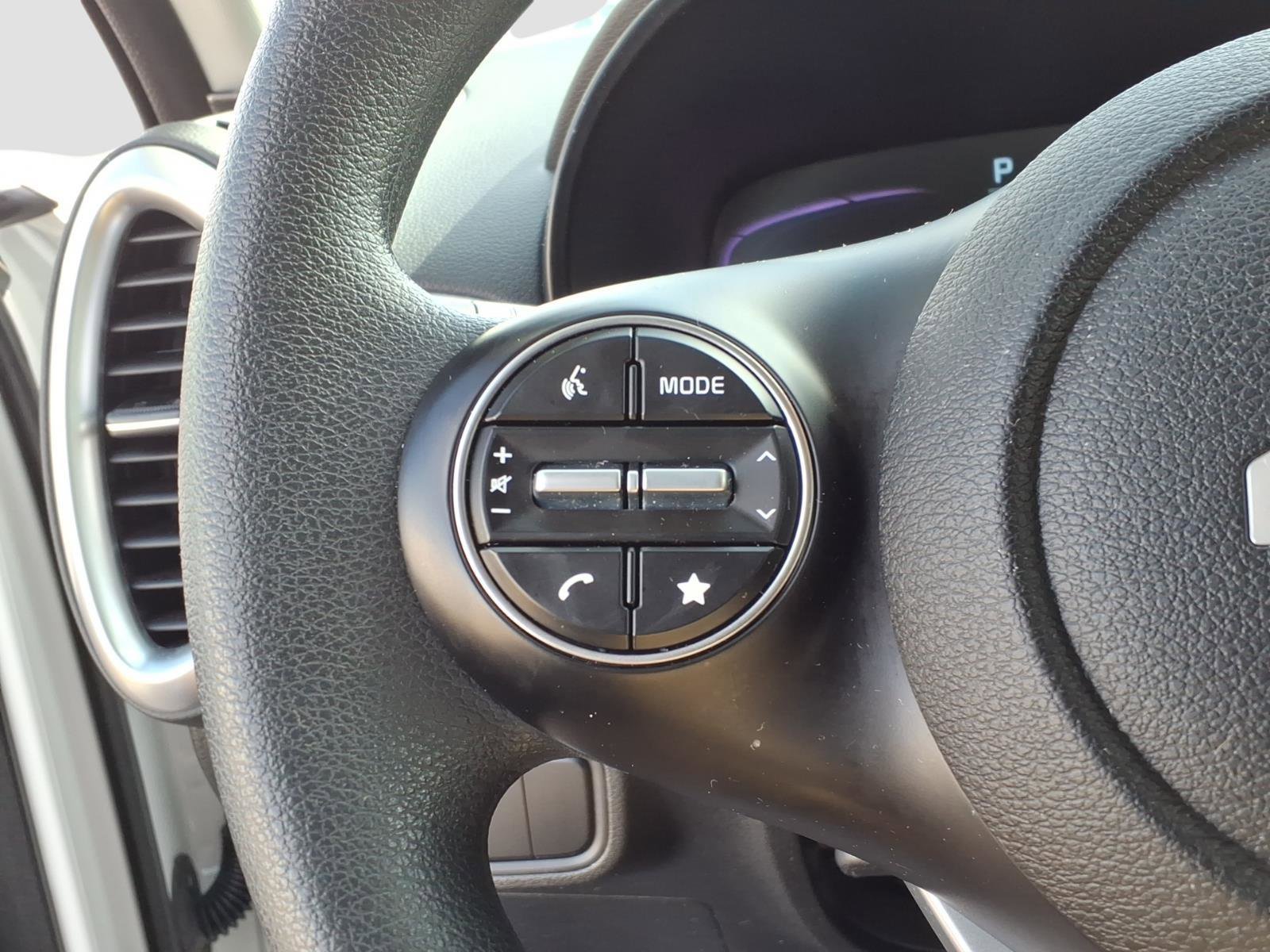 Used 2025 Kia Soul LX w/ LX Technology Package FWD image 17