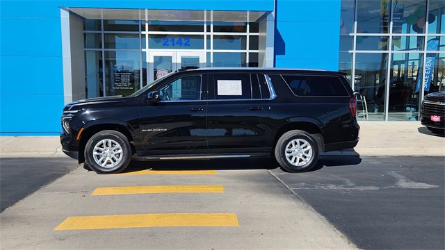 Used 2025 Chevrolet Suburban LT image 3