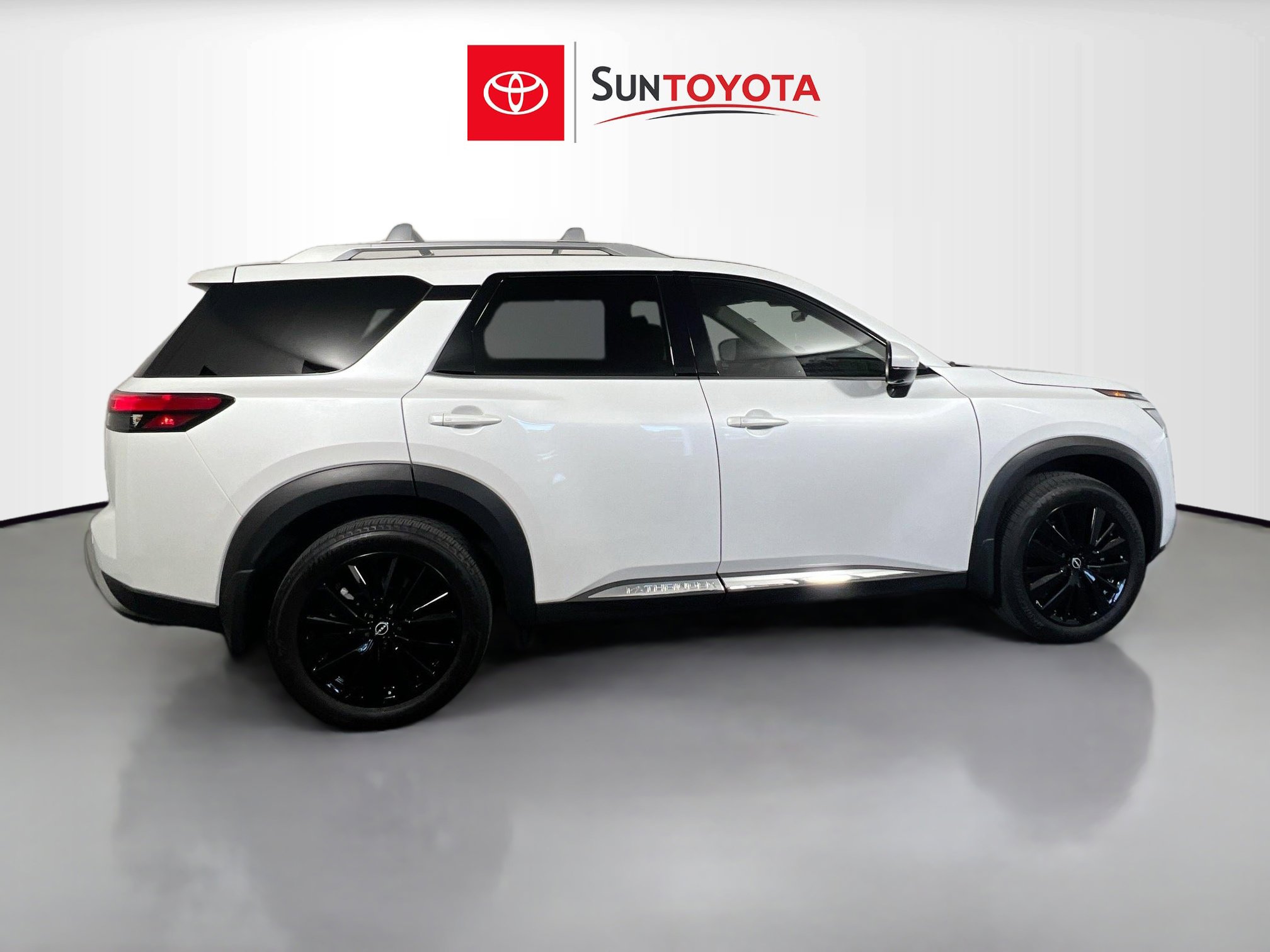 Used 2025 Nissan Pathfinder Platinum w/ Cargo Package FWD image 2