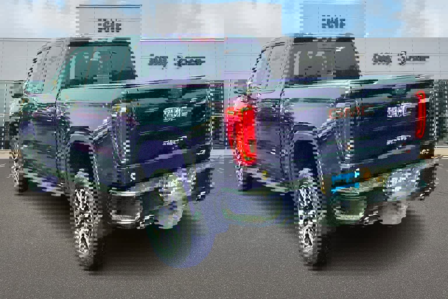 Used 2022 GMC Sierra 1500 AT4 w/ AT4 Premium Package image 4