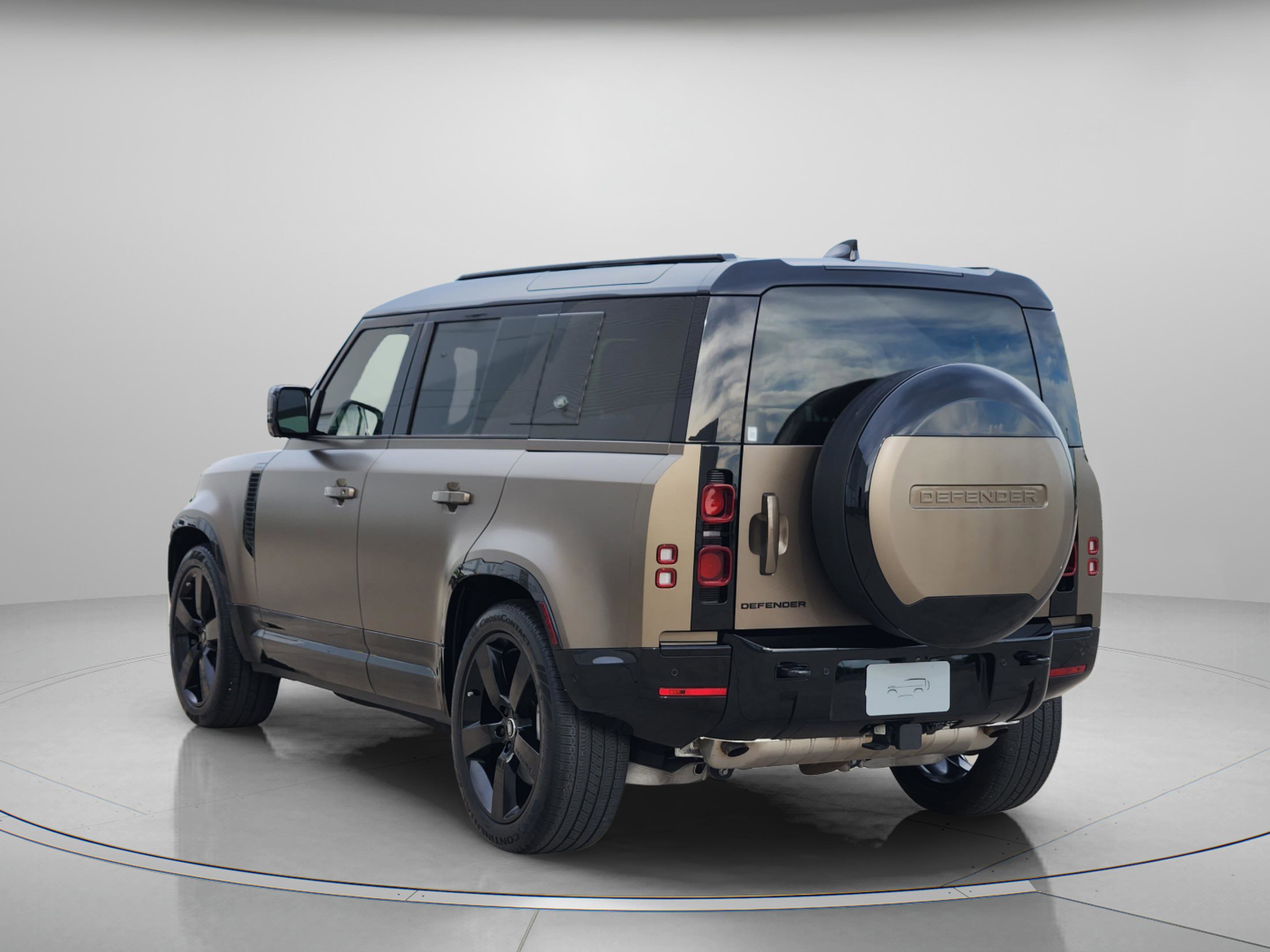 Certified 2024 Land Rover Defender 110 X-Dynamic SE AWD/4WD image 3