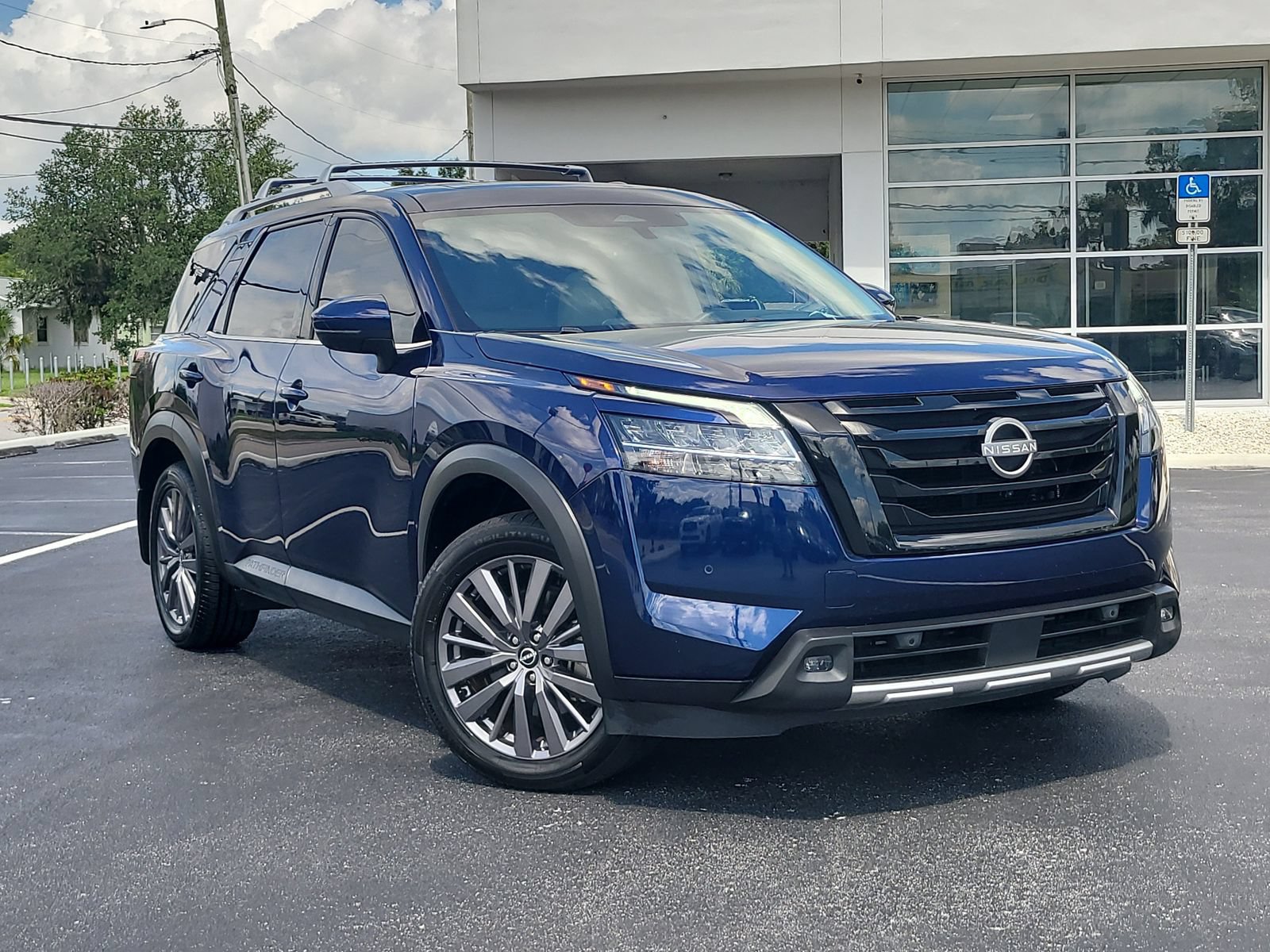 Used 2024 Nissan Pathfinder SL w/ SL Premium Package FWD image 32
