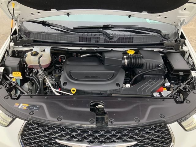 Used 2025 Chrysler Pacifica Select image 12
