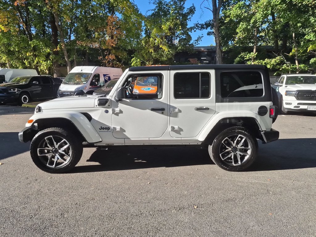 Used 2024 Jeep Wrangler Unlimited w/ Convenience Group AWD/4WD image 10