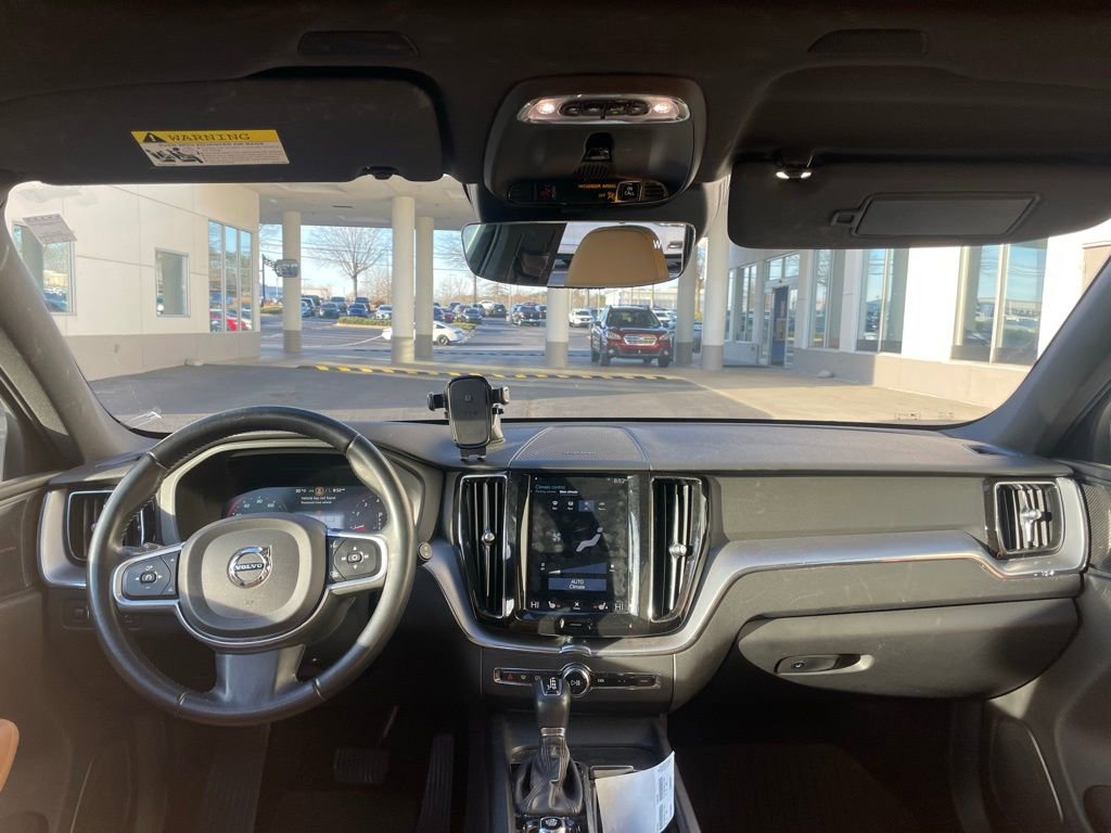 Used 2020 Volvo XC60 T5 Momentum w/ Protection Package Premier image 5