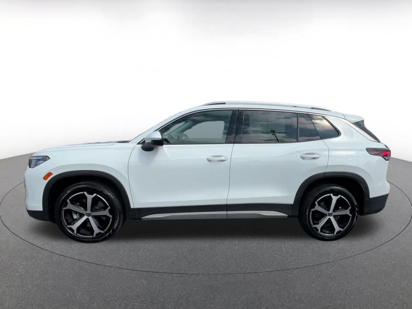 Used 2026 Volkswagen Tiguan SE AWD/4WD image 8