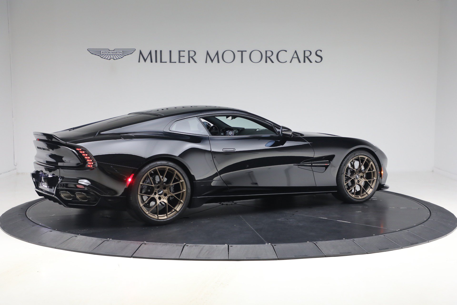 Used 2025 Aston Martin Vanquish RWD image 8