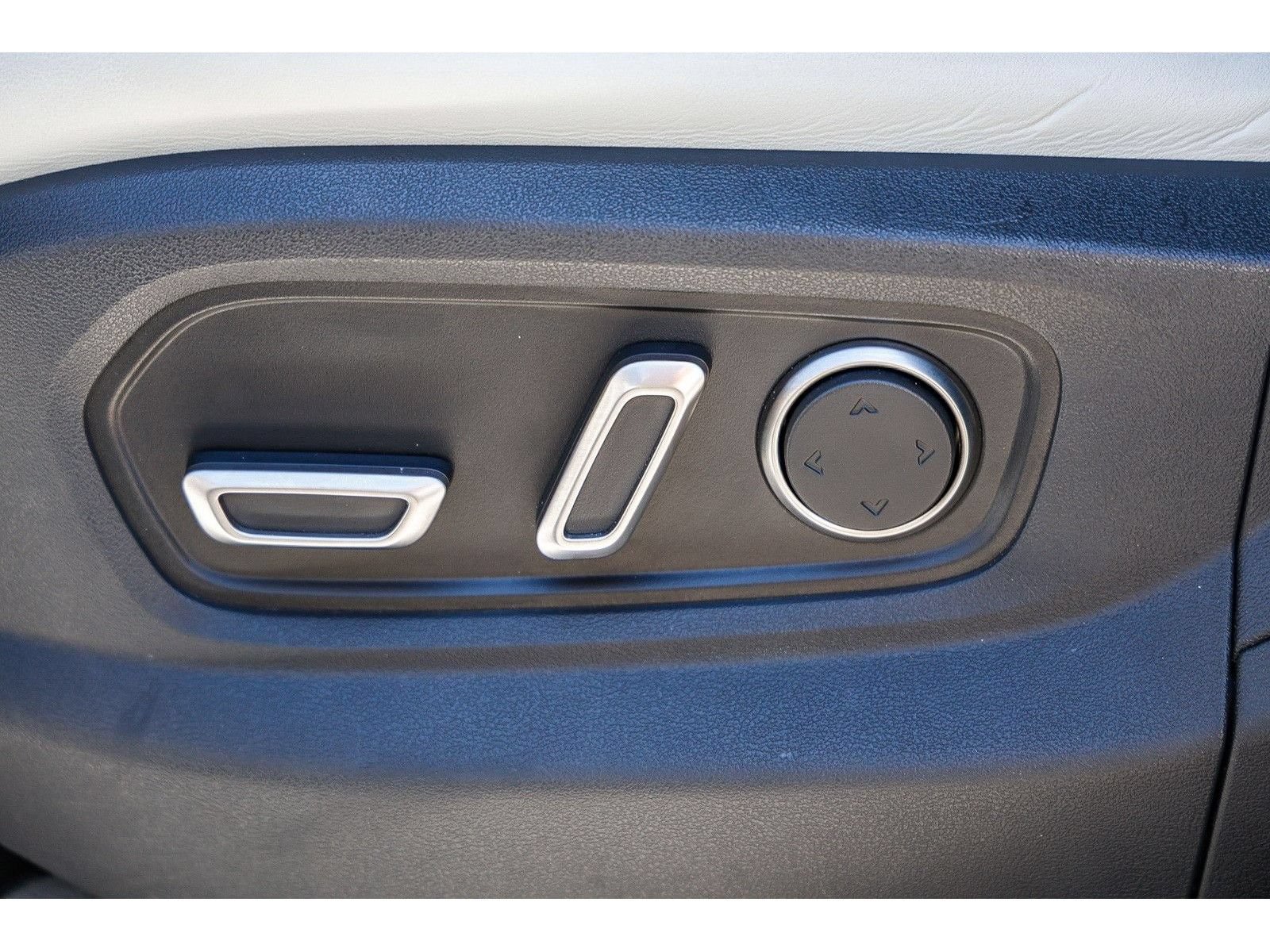 Used 2024 Rivian R1S Adventure AWD/4WD image 23