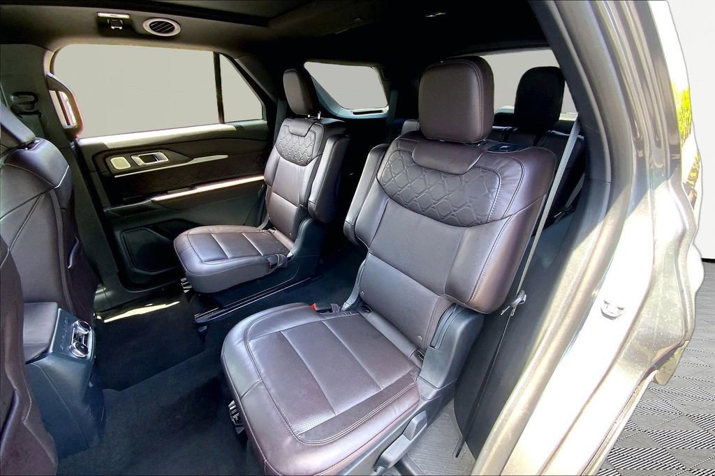 Used 2025 Ford Explorer Platinum w/ LUX Leather Package AWD/4WD image 16