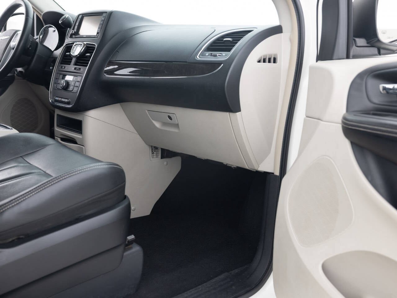 Used 2013 Chrysler Town & Country Touring FWD image 30