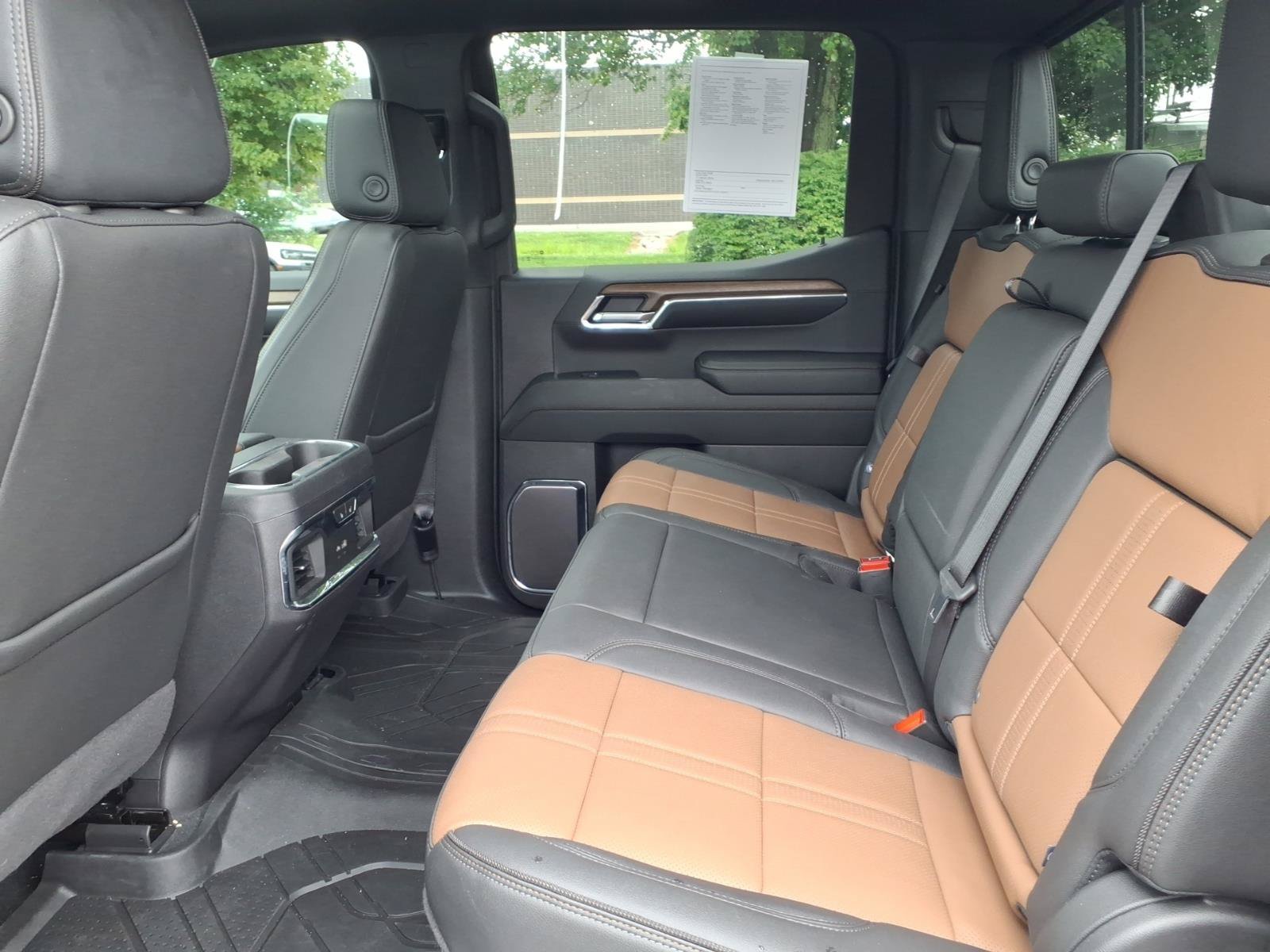 Used 2024 Chevrolet Silverado 1500 High Country w/ High Country Premium Package AWD/4WD image 26